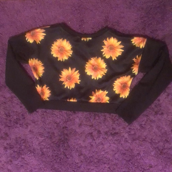 Flower Cropped Sweater 🌼 - Picture 2 of 2